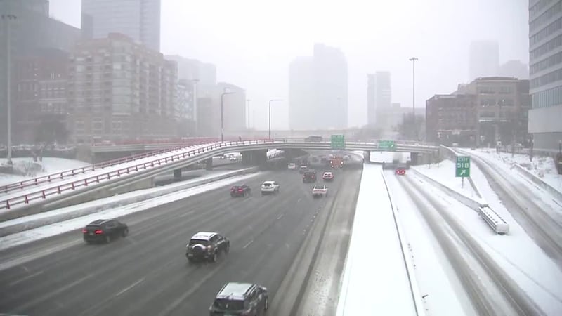 Multiple inches of snow in the Chicago area disrupts holiday travel. (WLS)